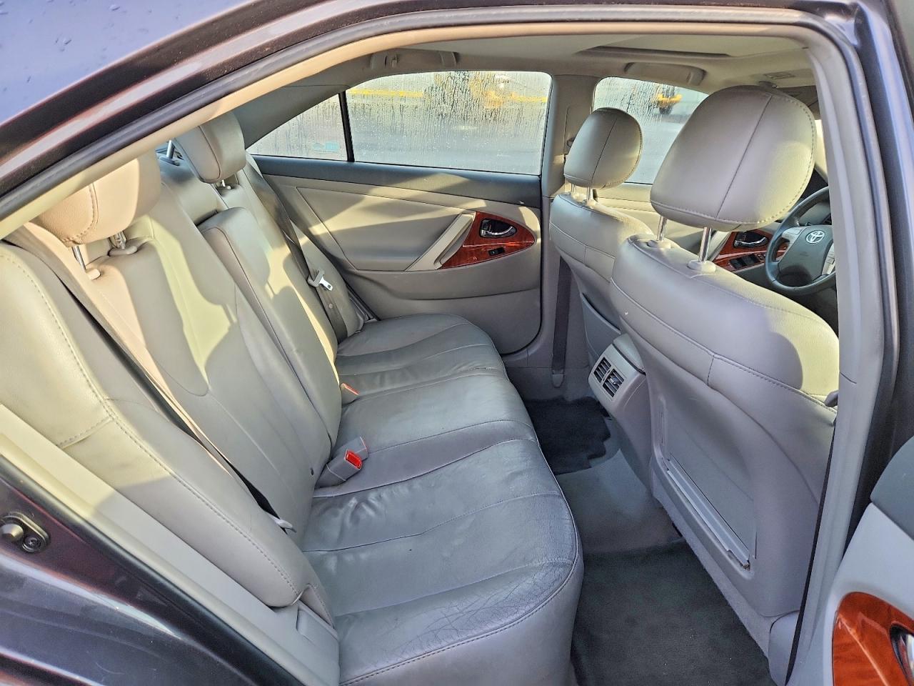 2011 TOYOTA CAMRY XLE photo 10