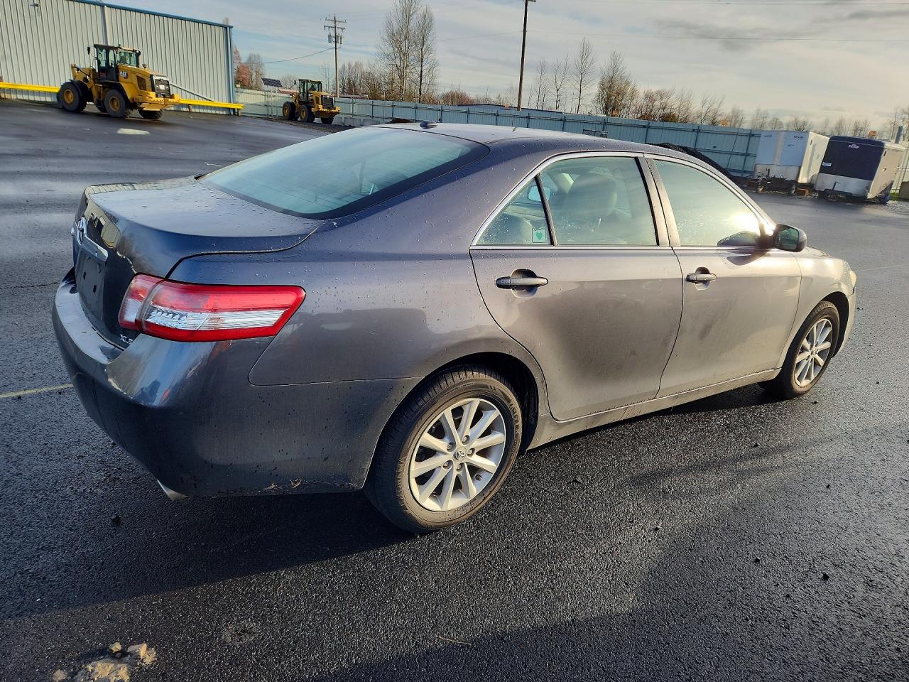2011 TOYOTA CAMRY XLE photo 3