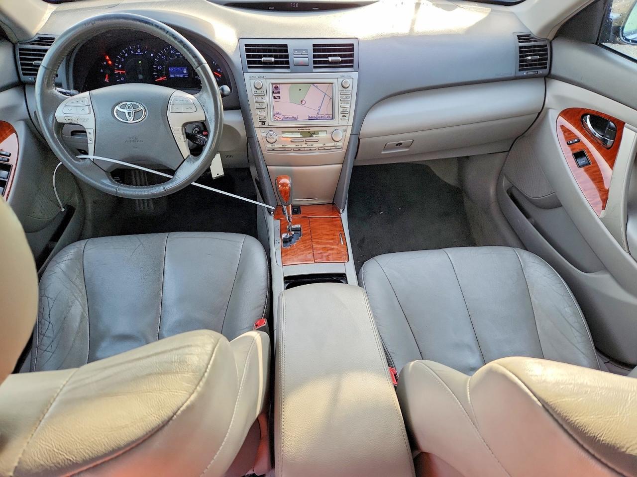 2011 TOYOTA CAMRY XLE photo 8