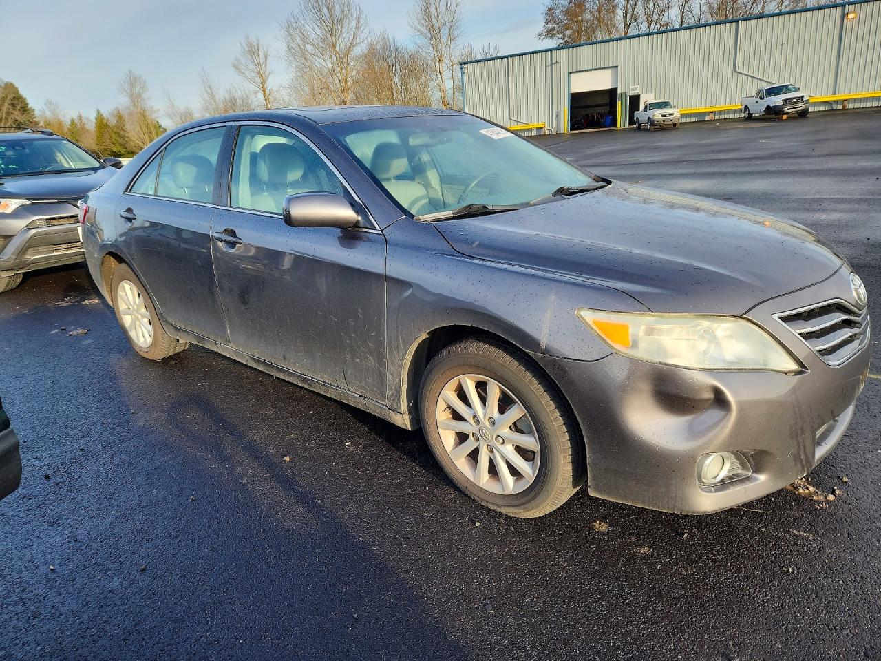 2011 TOYOTA CAMRY XLE photo 4