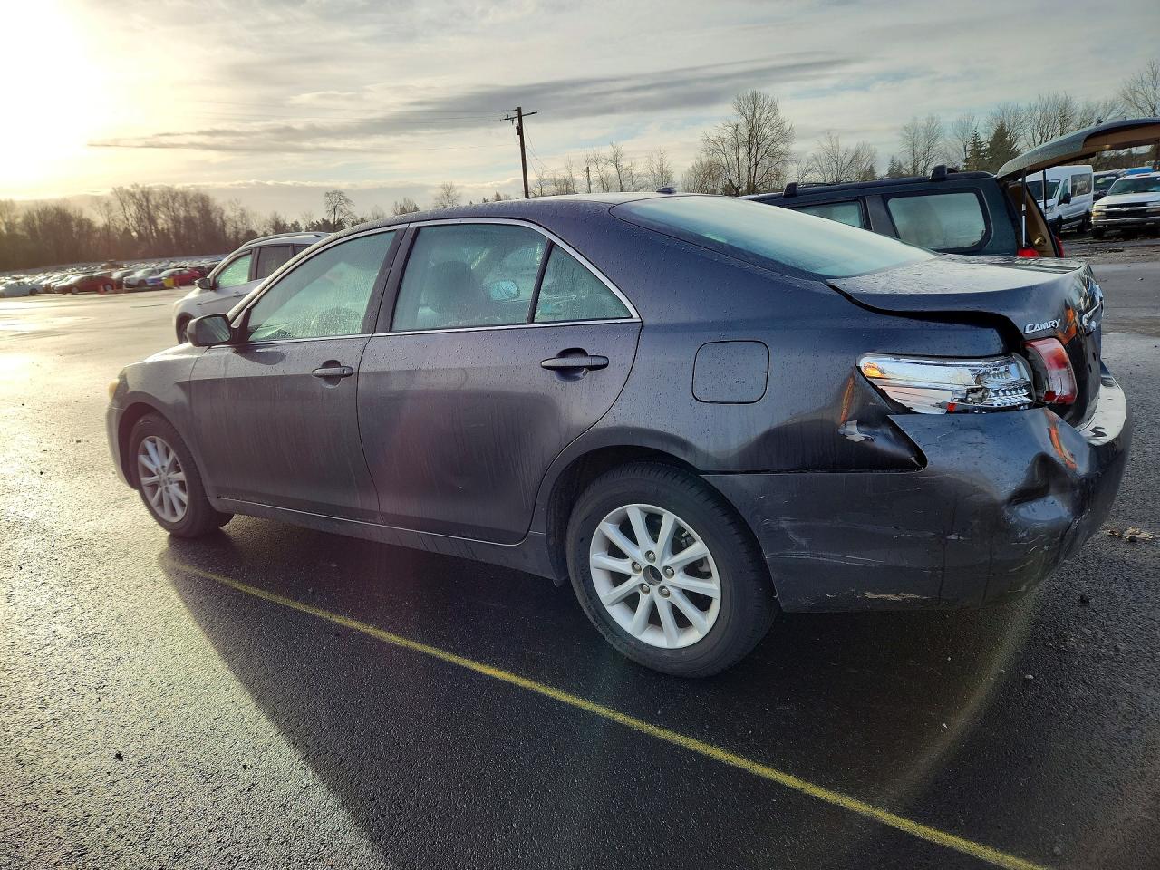 2011 TOYOTA CAMRY XLE photo 2