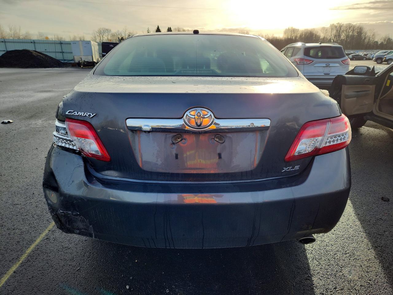 2011 TOYOTA CAMRY XLE photo 6