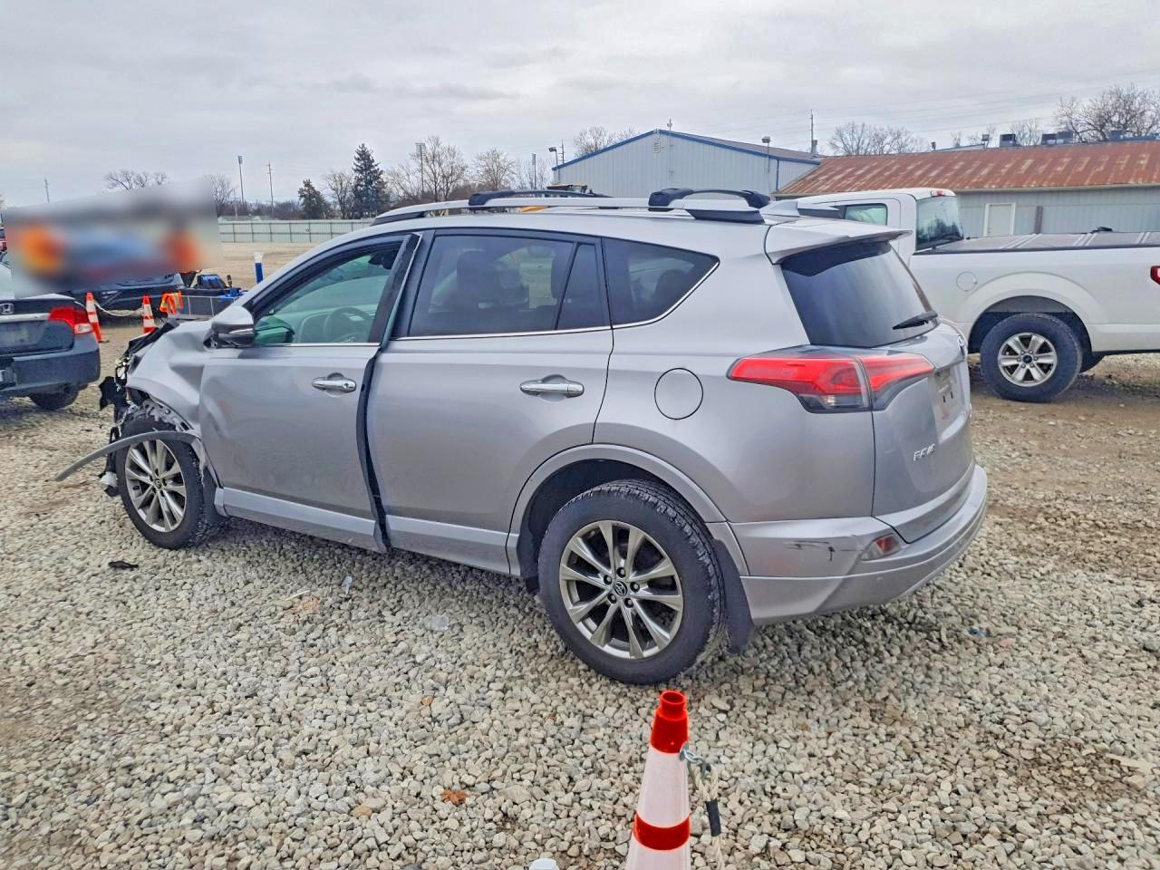 2017 TOYOTA RAV4 PLATINUM photo 4