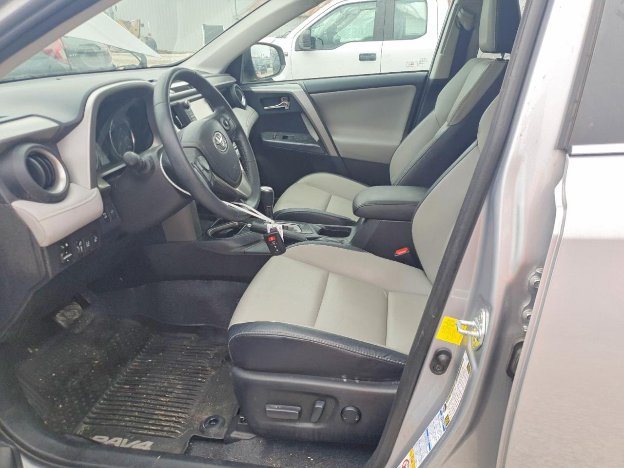 2017 TOYOTA RAV4 PLATINUM photo 19