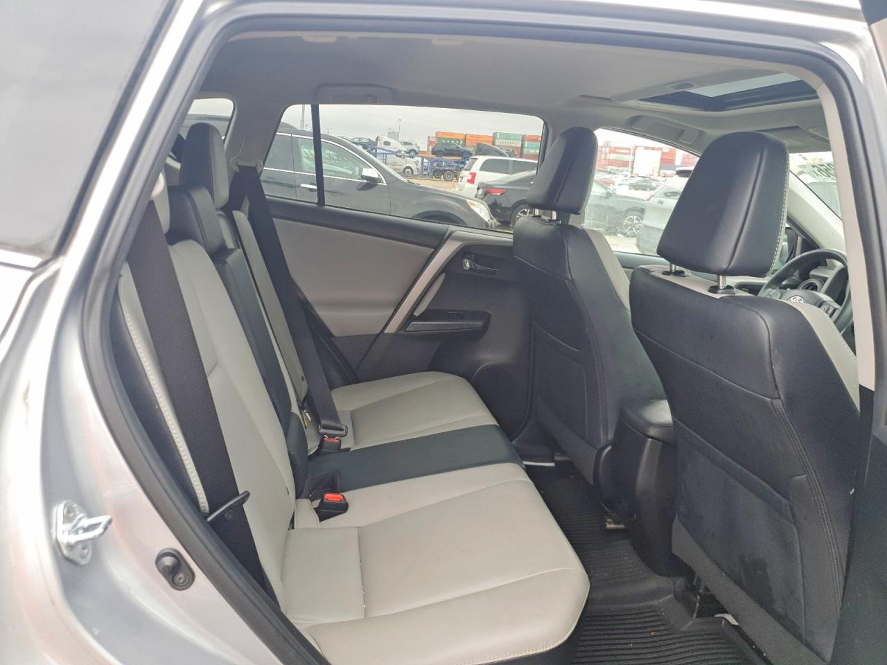 2017 TOYOTA RAV4 PLATINUM photo 31