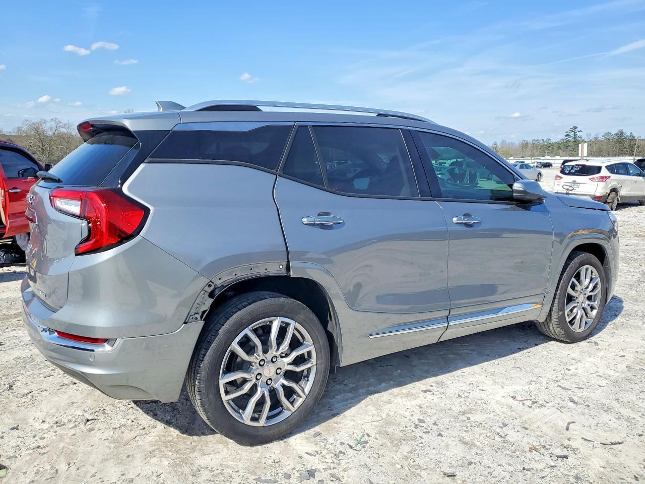 2024 GMC TERRAIN DENALI photo 5