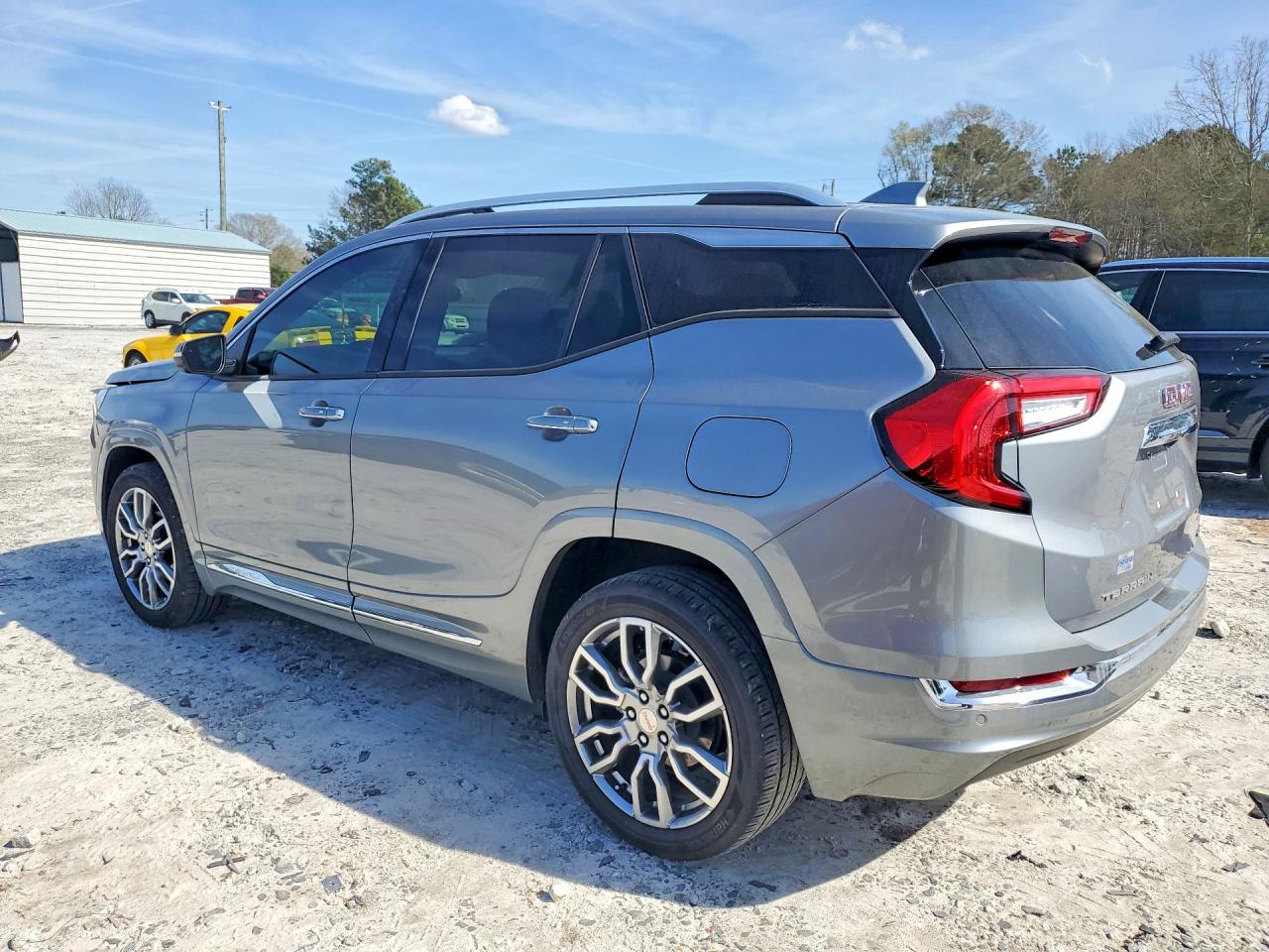 2024 GMC TERRAIN DENALI photo 3