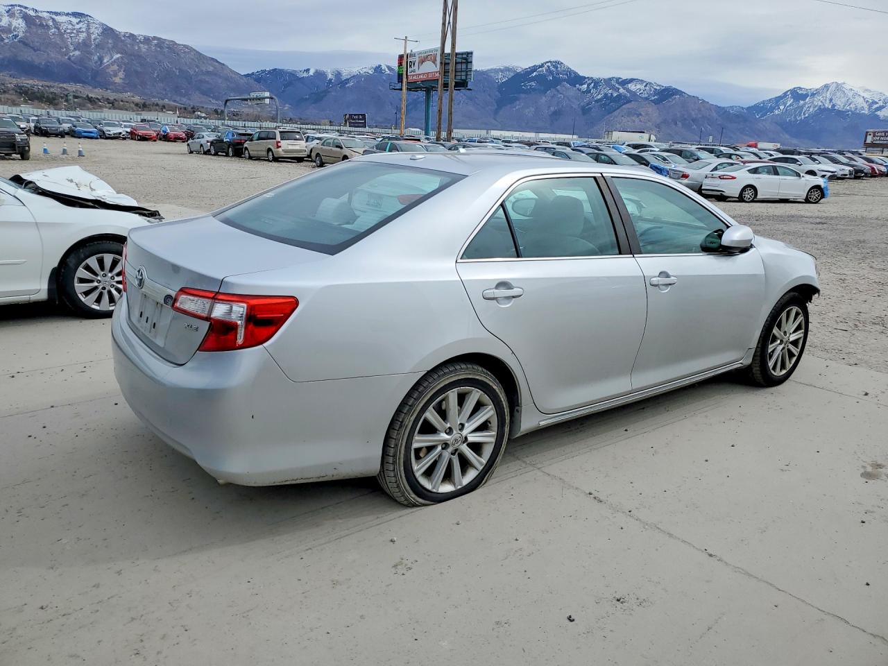 2012 TOYOTA CAMRY XLE photo 3