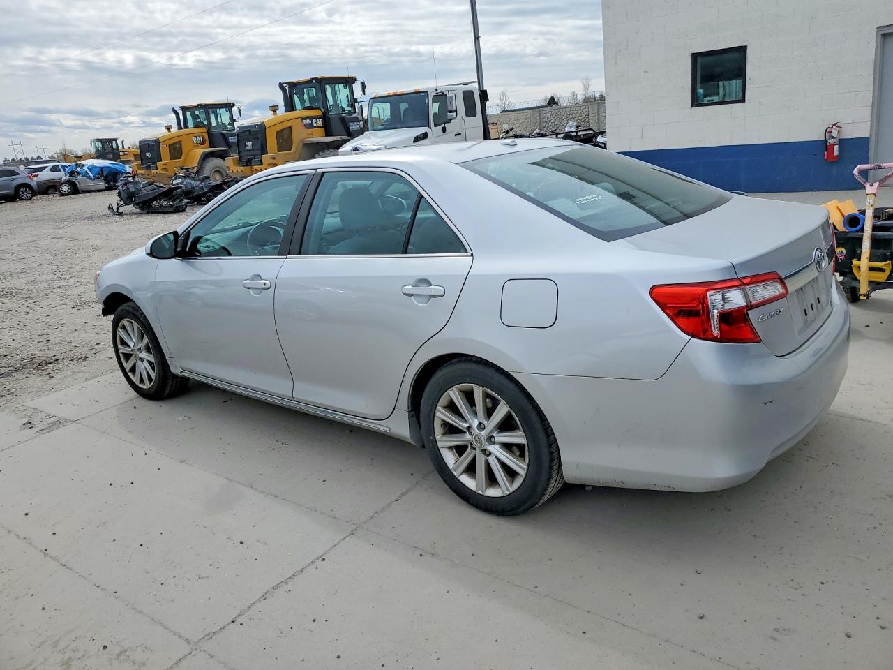 2012 TOYOTA CAMRY XLE photo 2