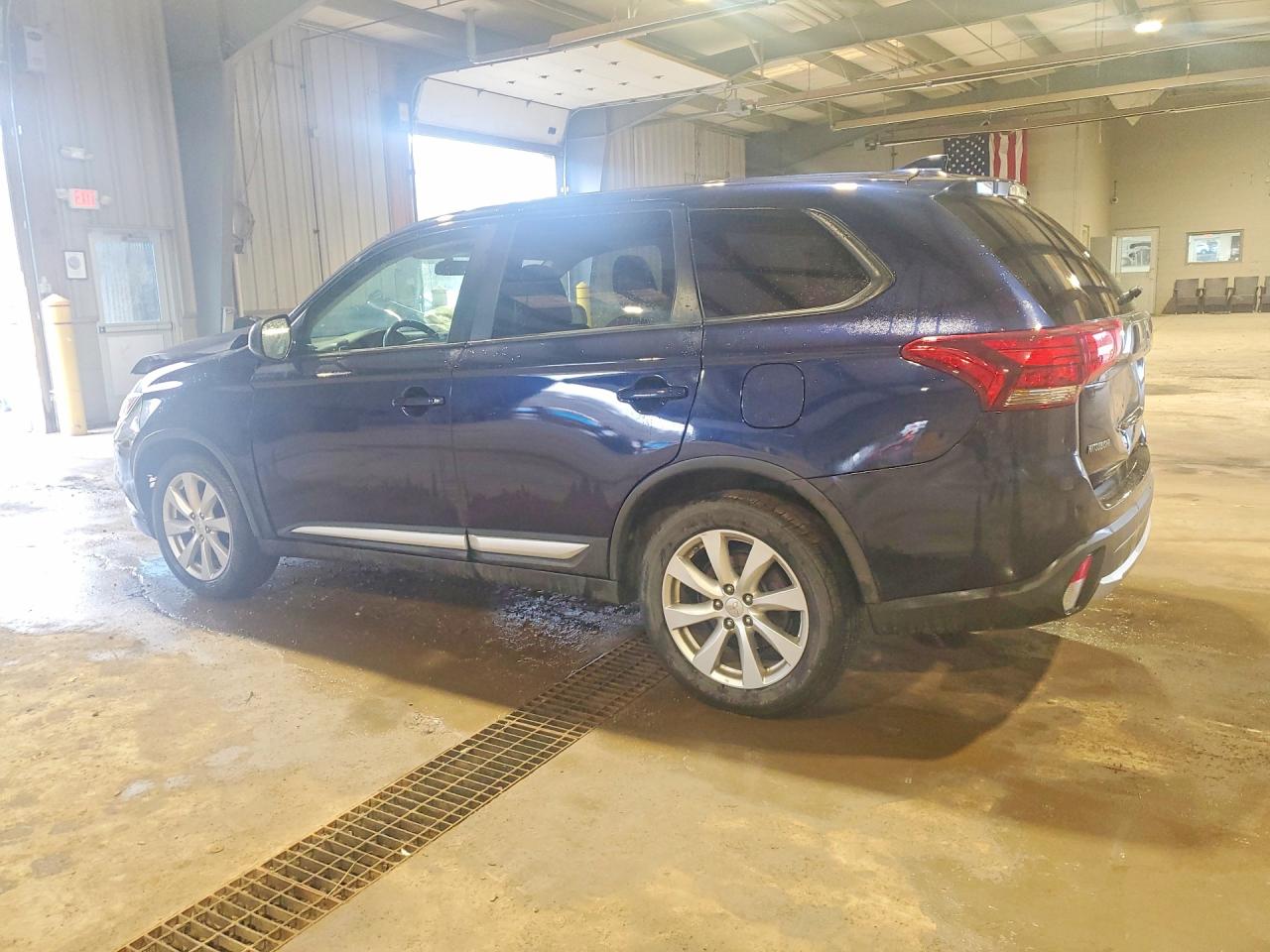 2017 MITSUBISHI OUTLANDER ES photo 2