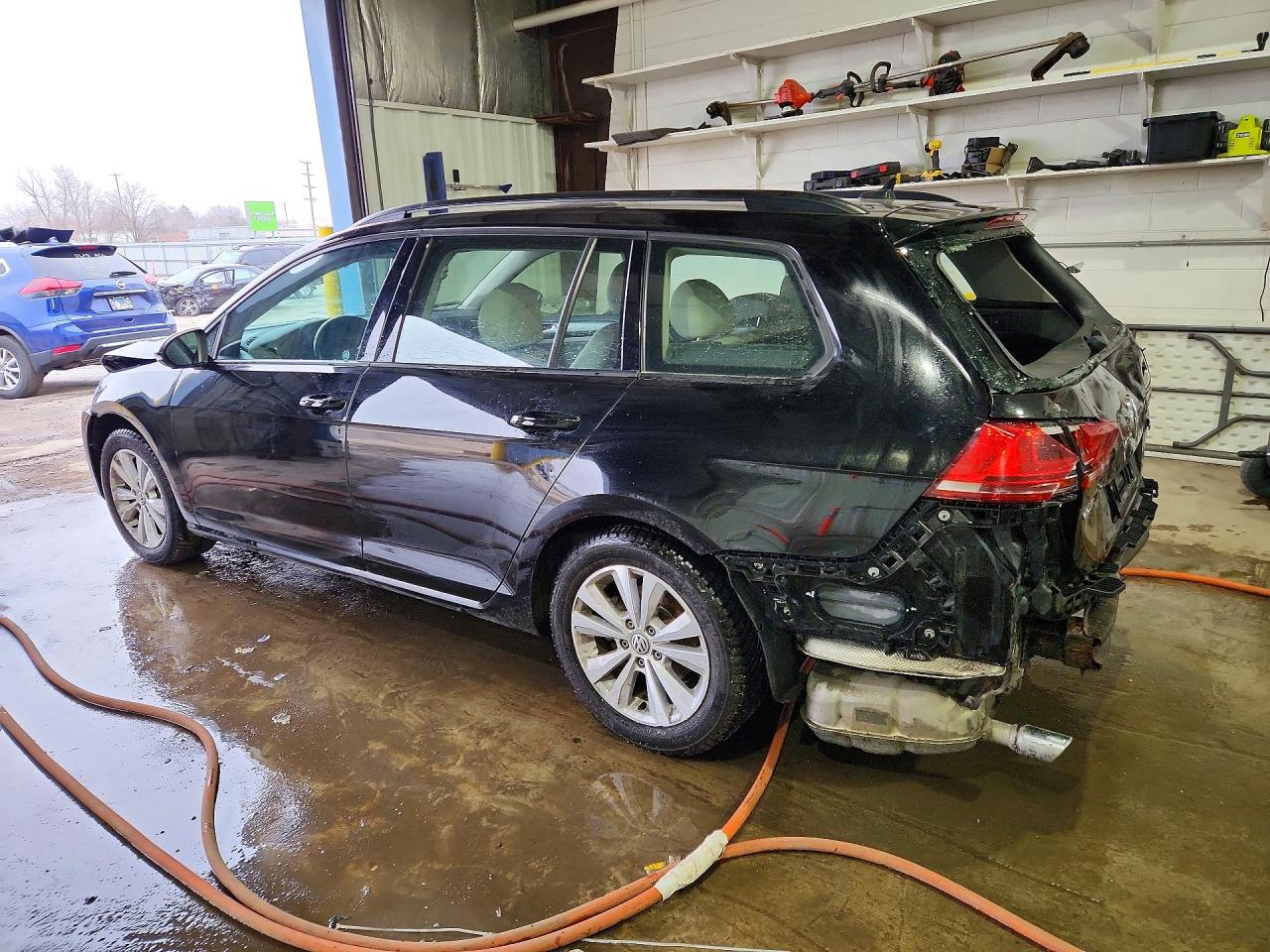 2017 VOLKSWAGEN GOLF SPORTWAGEN S photo 2