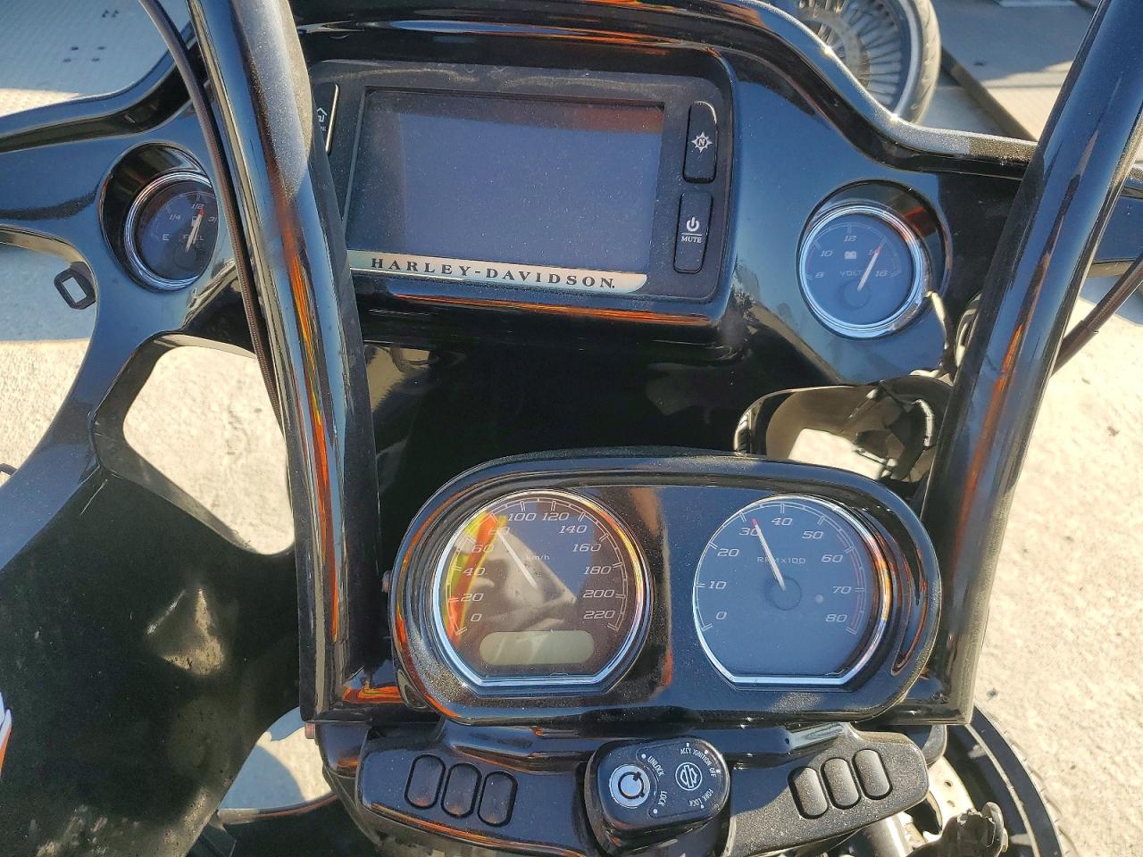 2018 HARLEY-DAVIDSON FLTRXS ROAD GLIDE SPECIAL photo 19