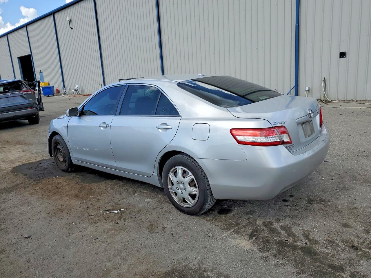 2011 TOYOTA CAMRY LE photo 2