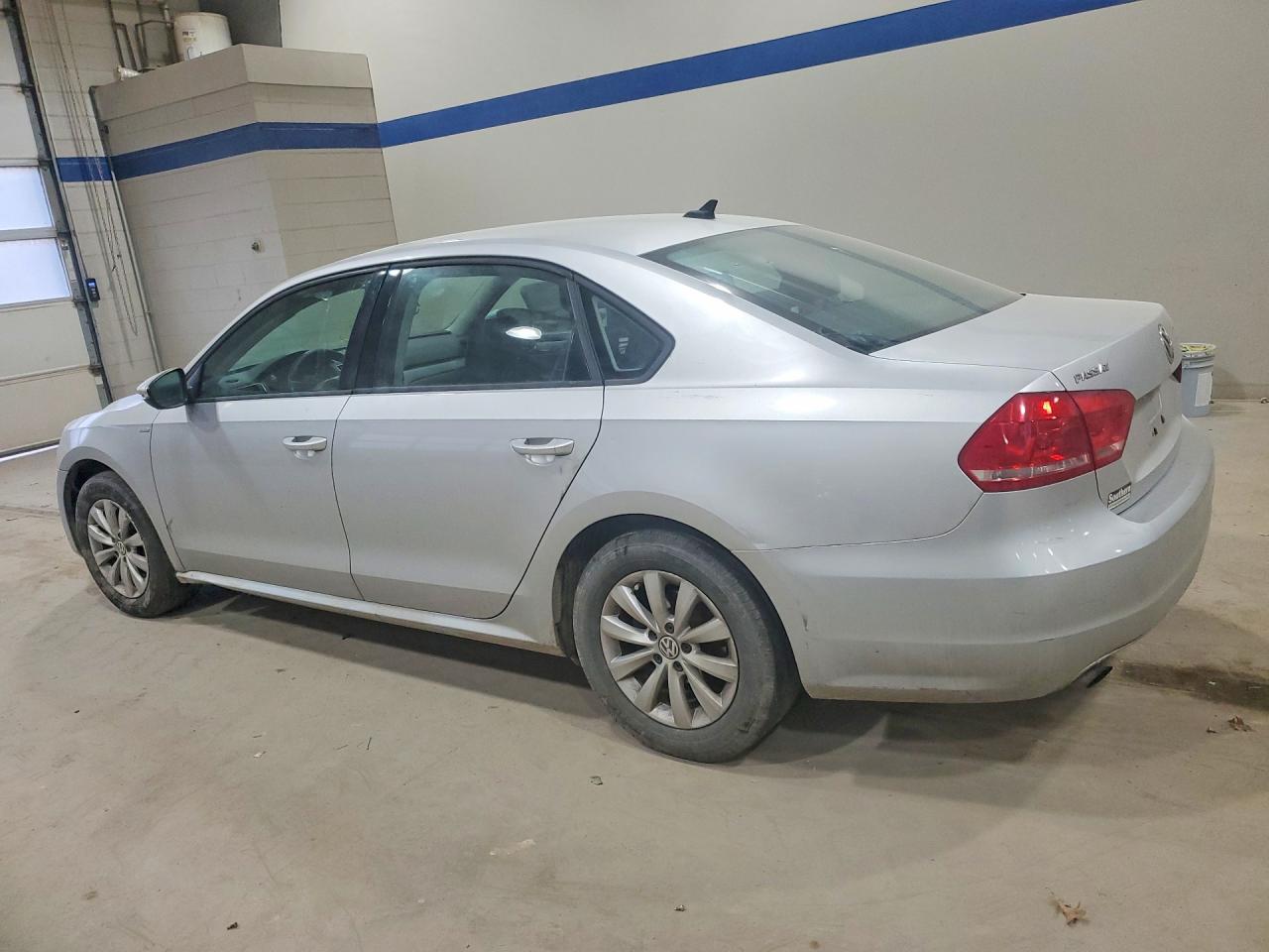 2015 VOLKSWAGEN PASSAT S photo 4