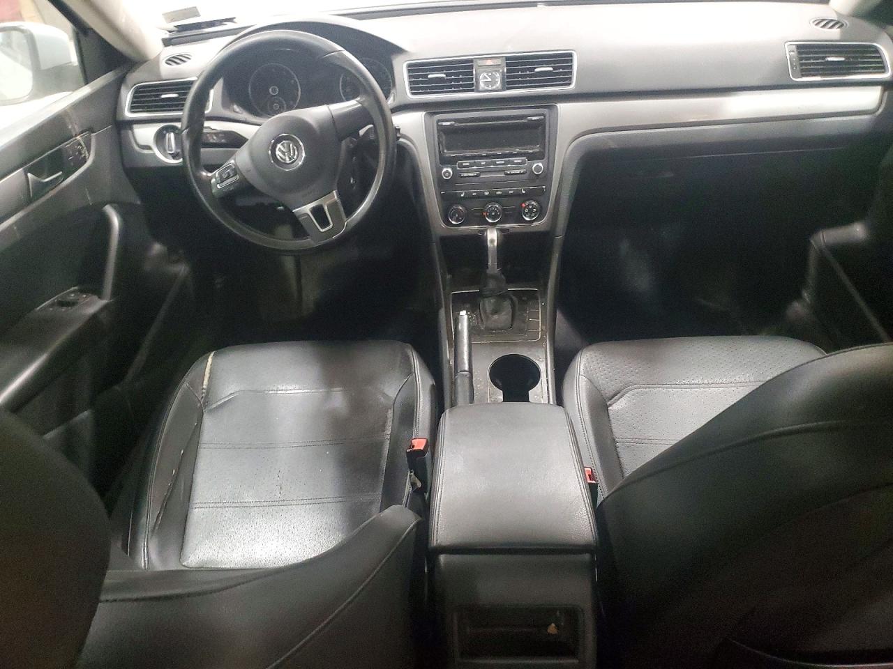 2015 VOLKSWAGEN PASSAT S photo 22
