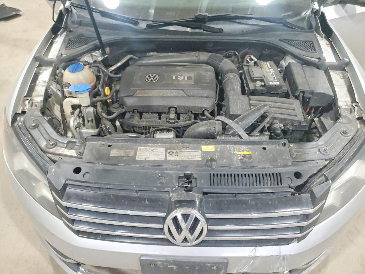 2015 VOLKSWAGEN PASSAT S photo 31