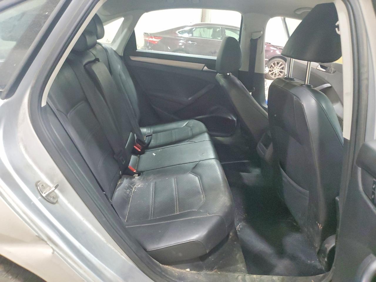 2015 VOLKSWAGEN PASSAT S photo 28
