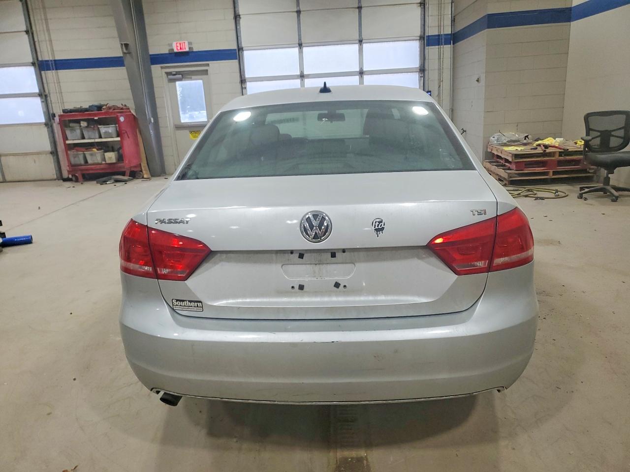 2015 VOLKSWAGEN PASSAT S photo 16