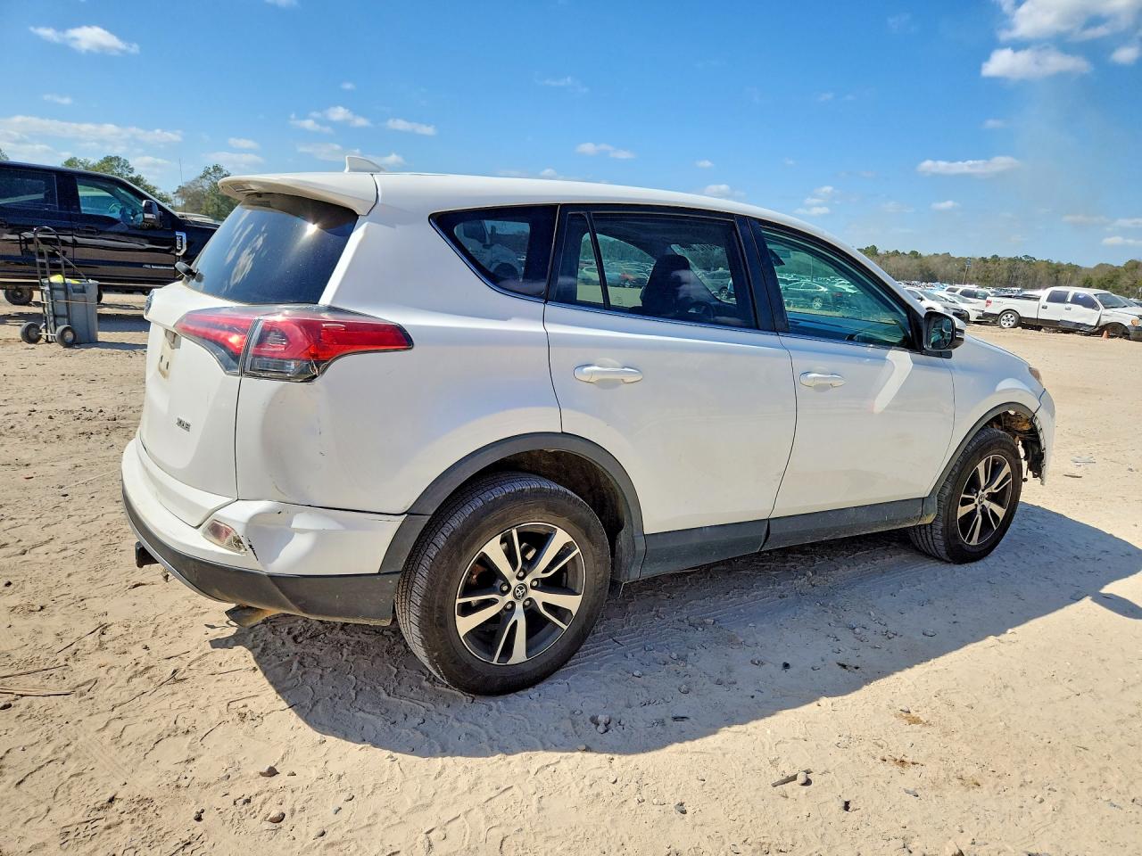 2018 TOYOTA RAV4 XLE photo 3