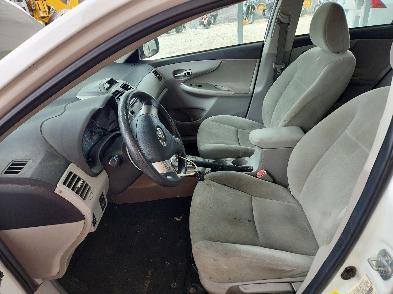 2013 TOYOTA COROLLA LE photo 13