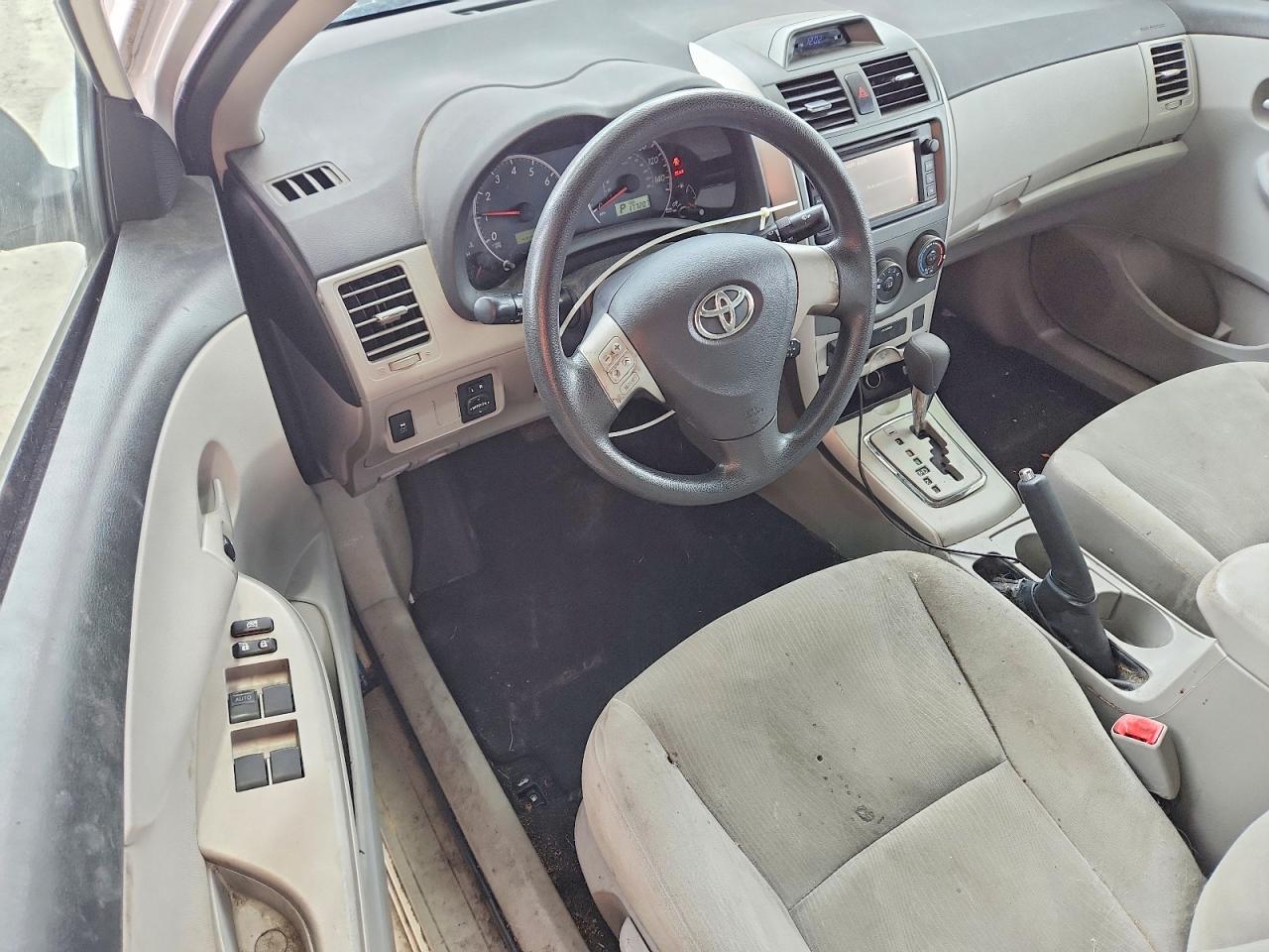 2013 TOYOTA COROLLA LE photo 15