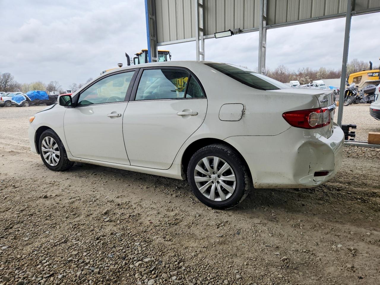 2013 TOYOTA COROLLA LE photo 3