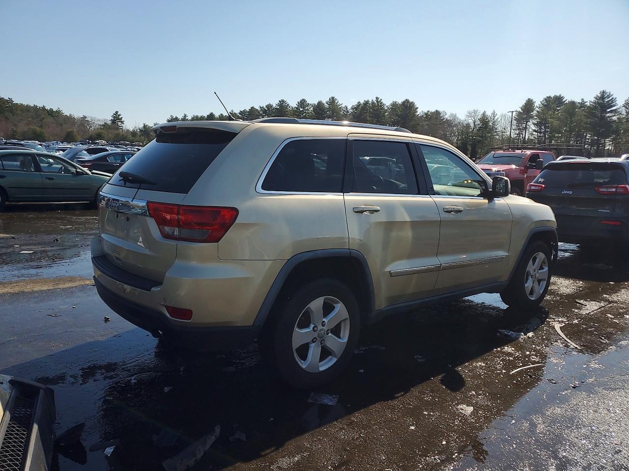 2011 JEEP GRAND CHEROKEE LAREDO photo 5