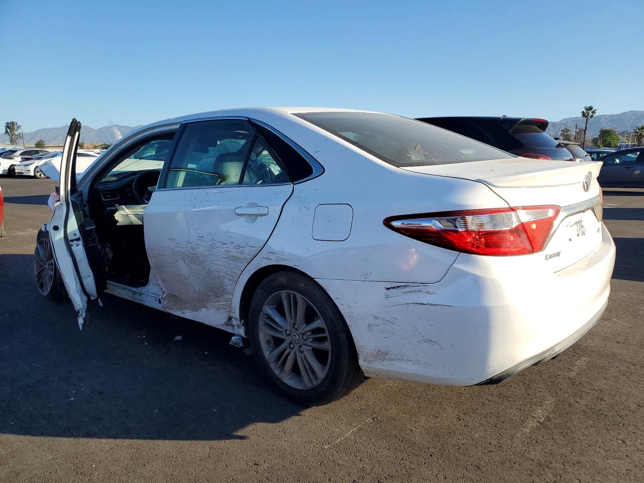 2017 TOYOTA CAMRY SE photo 3