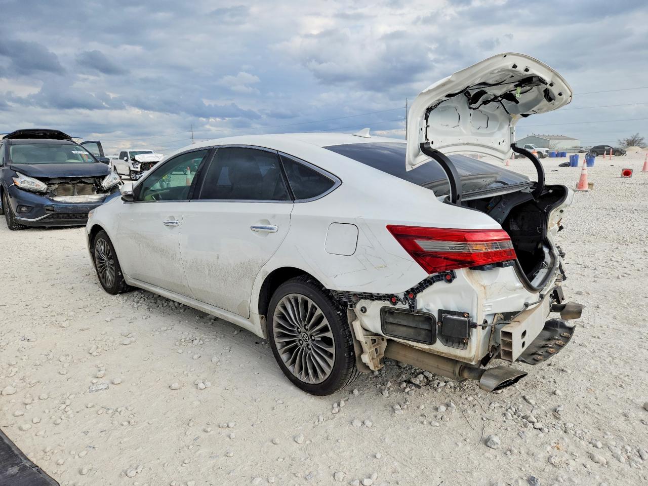2016 TOYOTA AVALON LIMITED photo 2