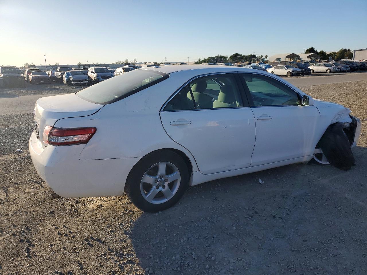 2011 TOYOTA CAMRY LE photo 9
