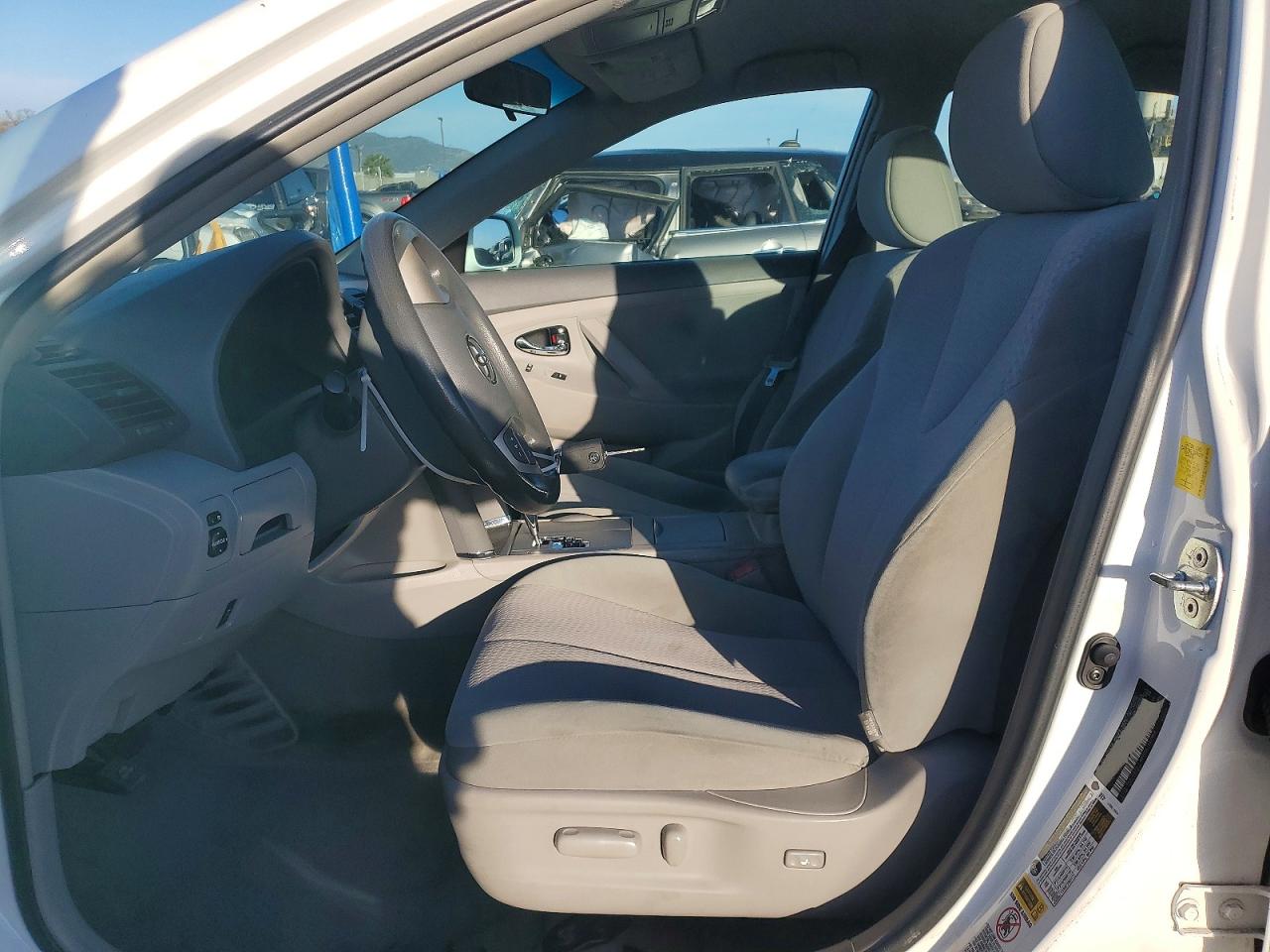 2011 TOYOTA CAMRY LE photo 25