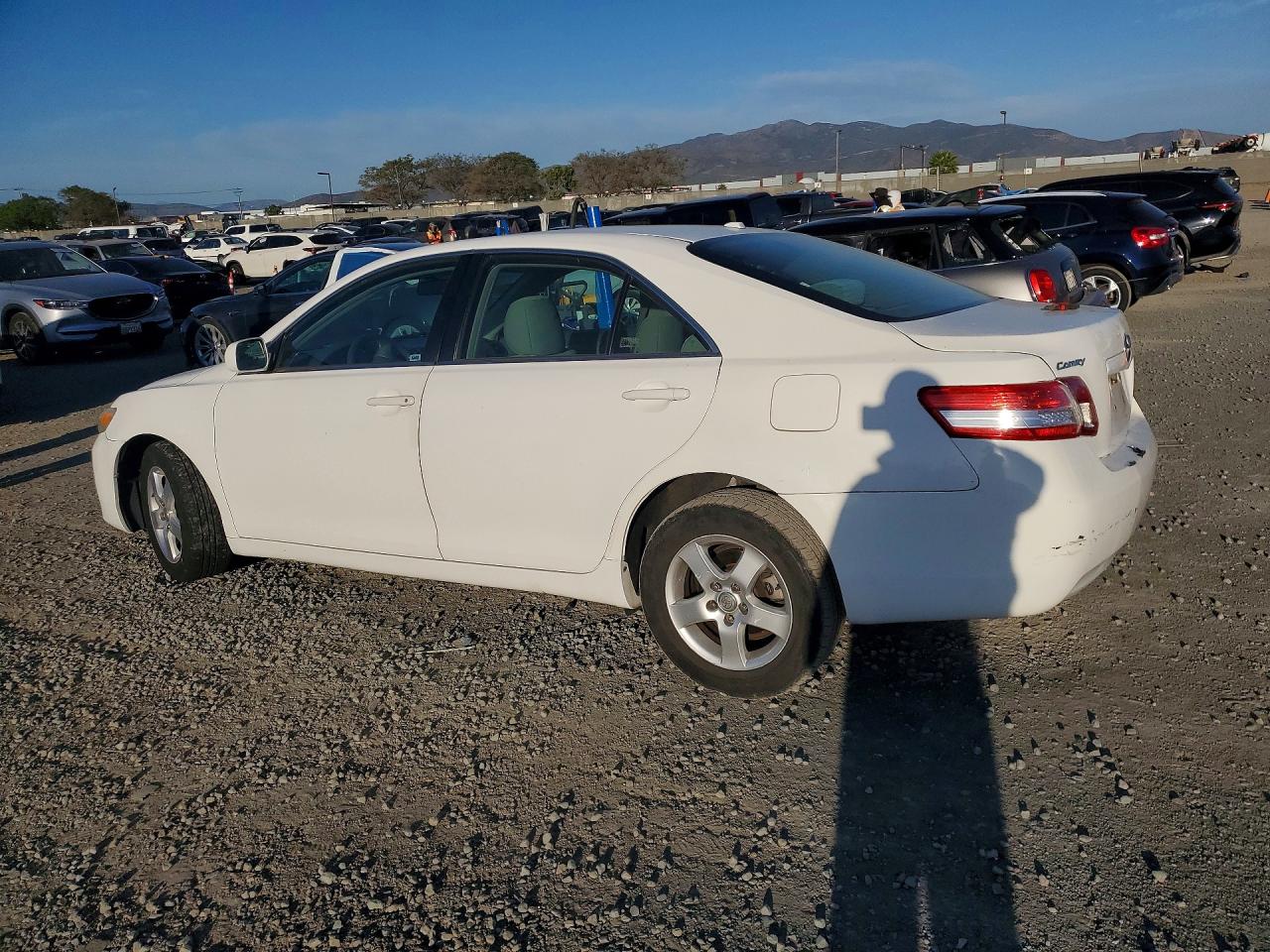 2011 TOYOTA CAMRY LE photo 5