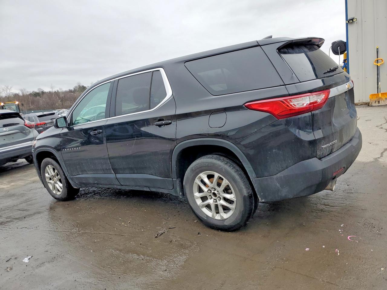 2020 CHEVROLET TRAVERSE LS photo 2