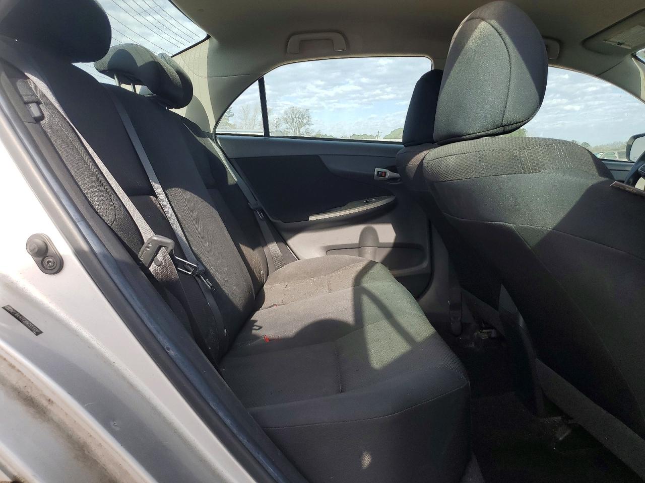 2011 TOYOTA COROLLA S photo 10