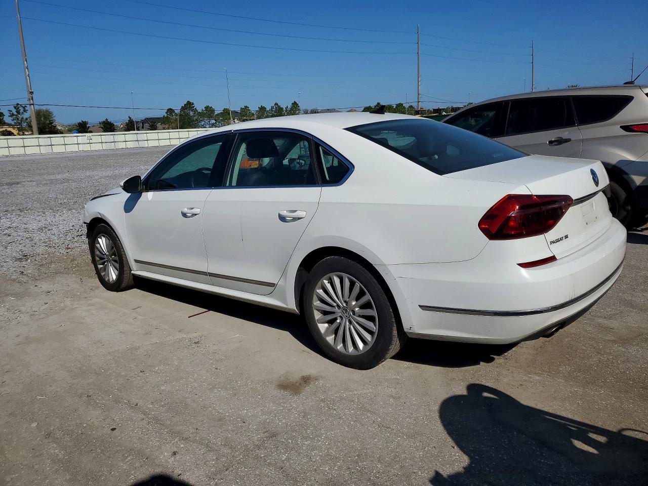 2017 VOLKSWAGEN PASSAT SE photo 3