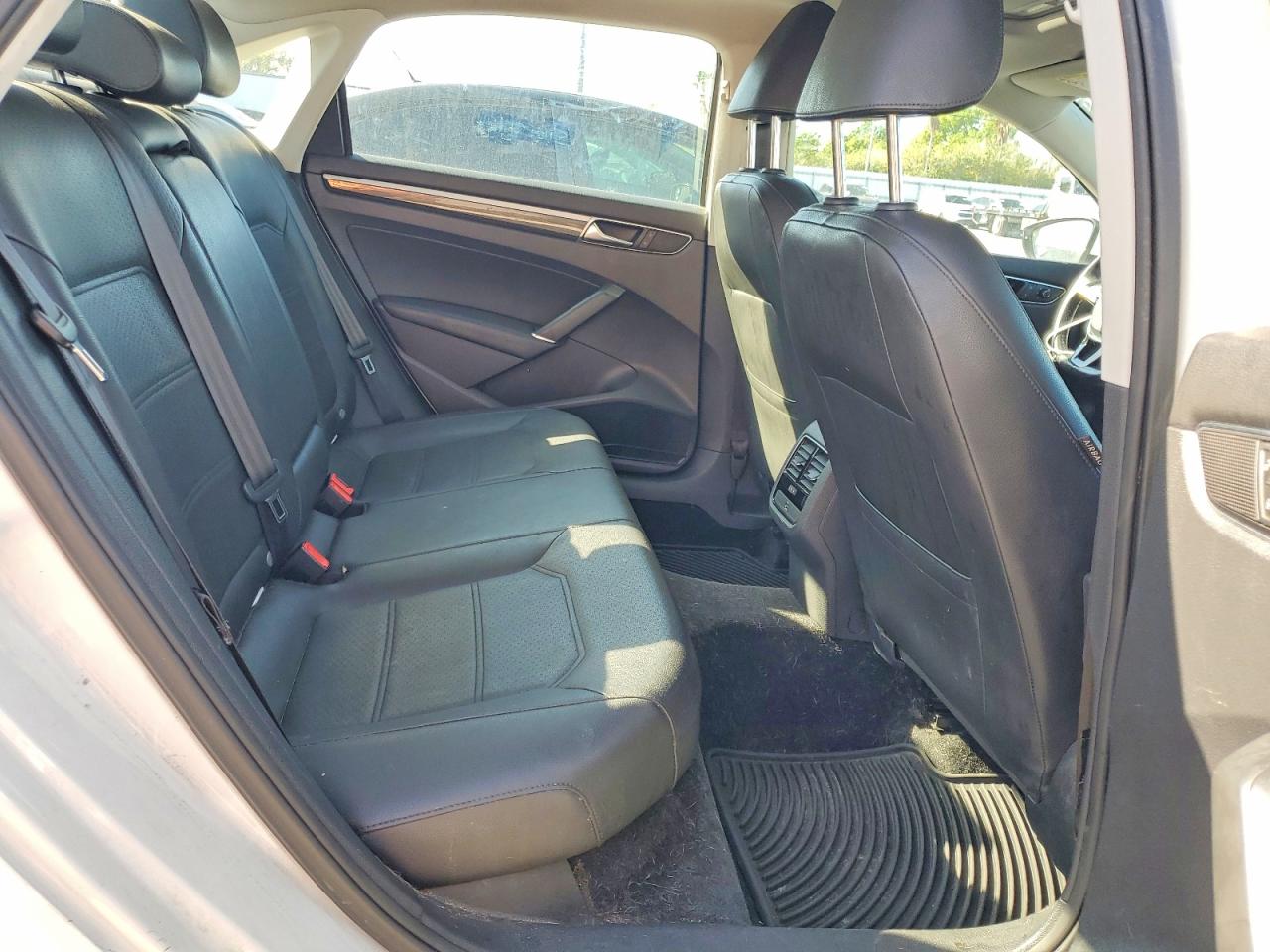 2017 VOLKSWAGEN PASSAT SE photo 19
