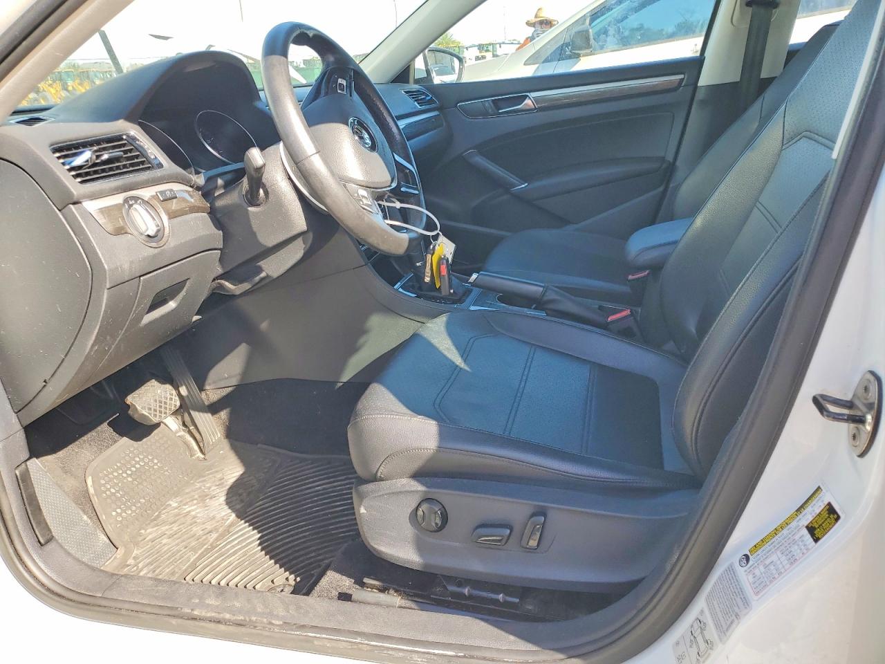 2017 VOLKSWAGEN PASSAT SE photo 13