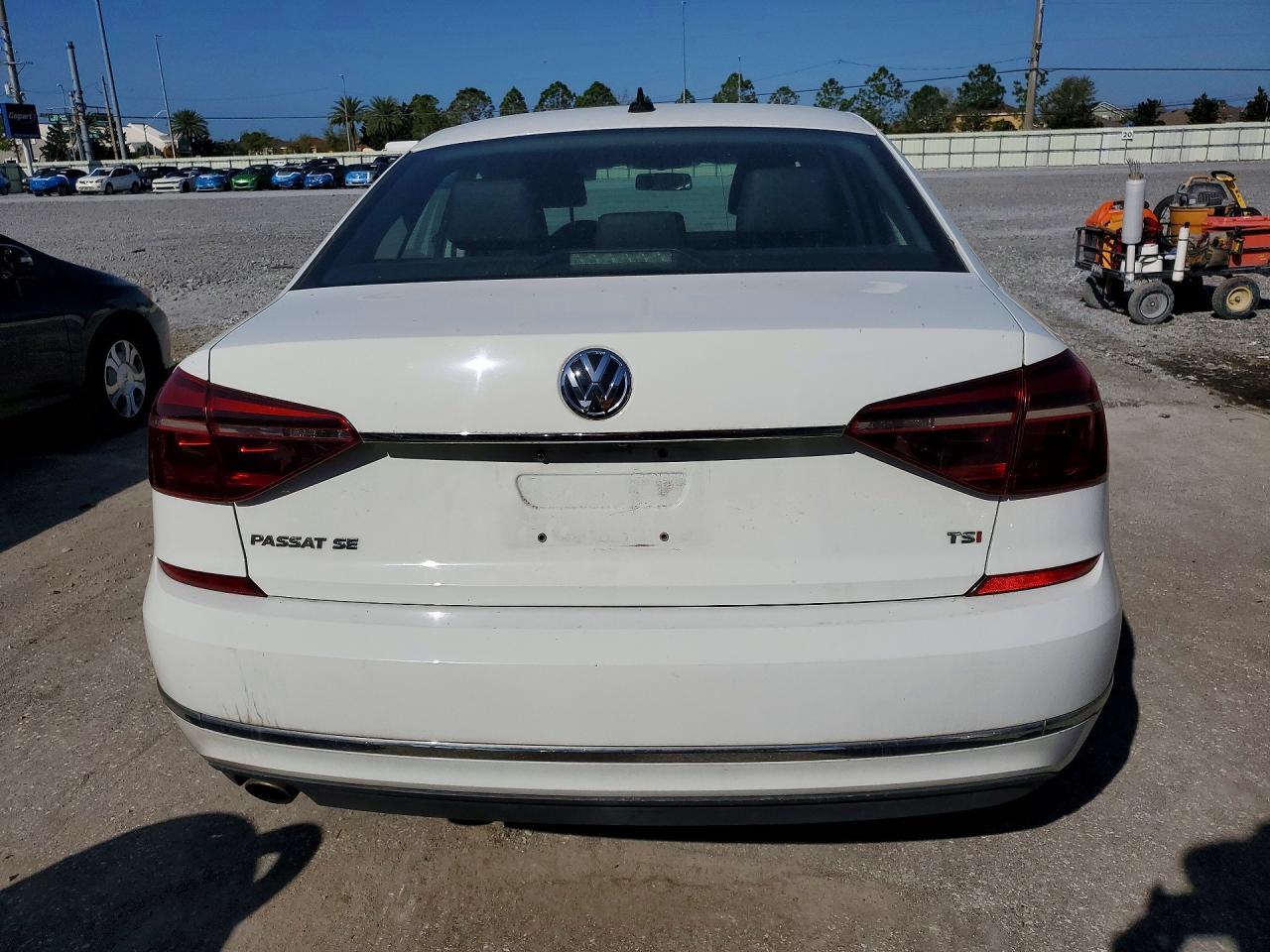 2017 VOLKSWAGEN PASSAT SE photo 11