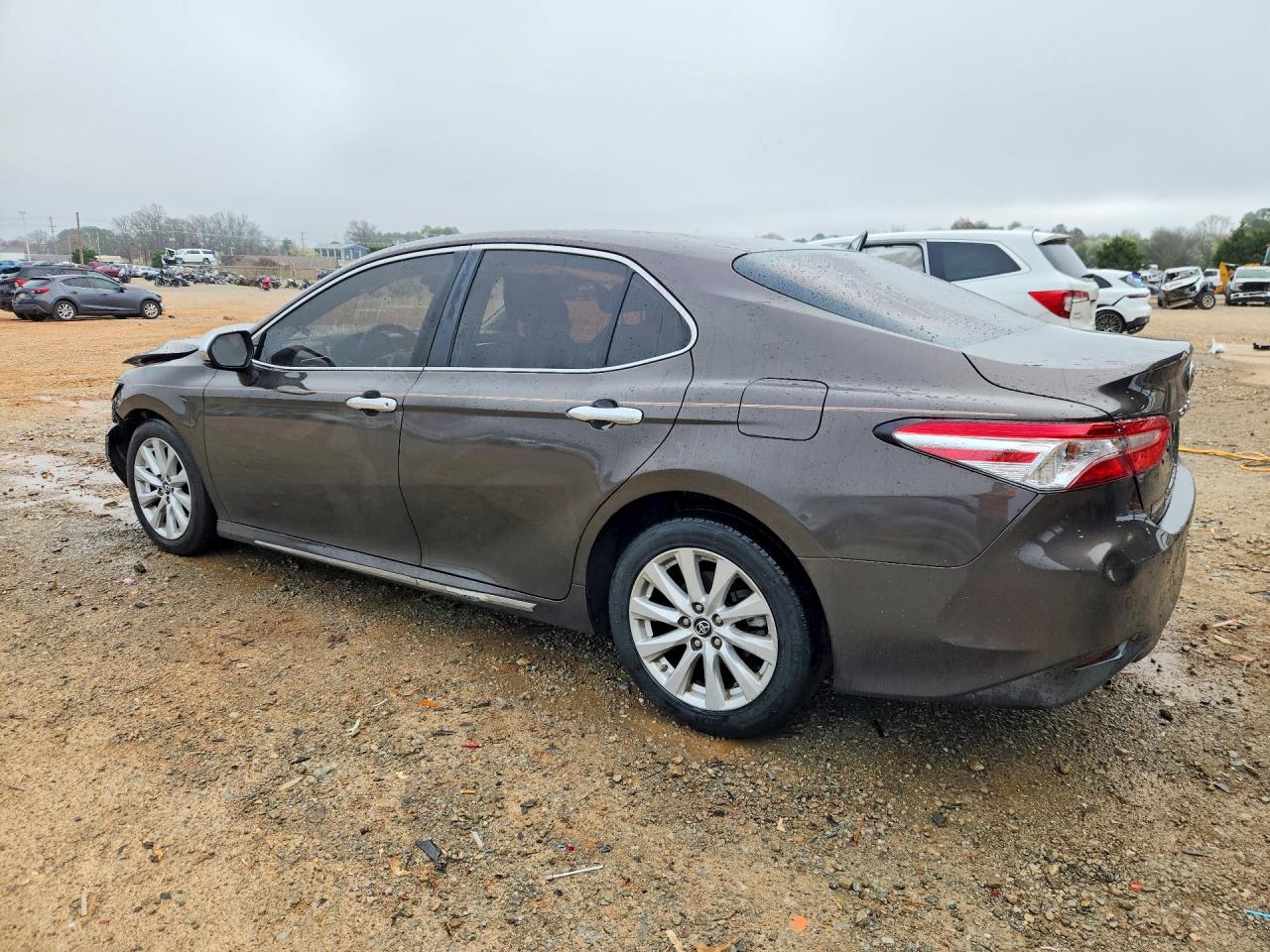 2018 TOYOTA CAMRY LE photo 2