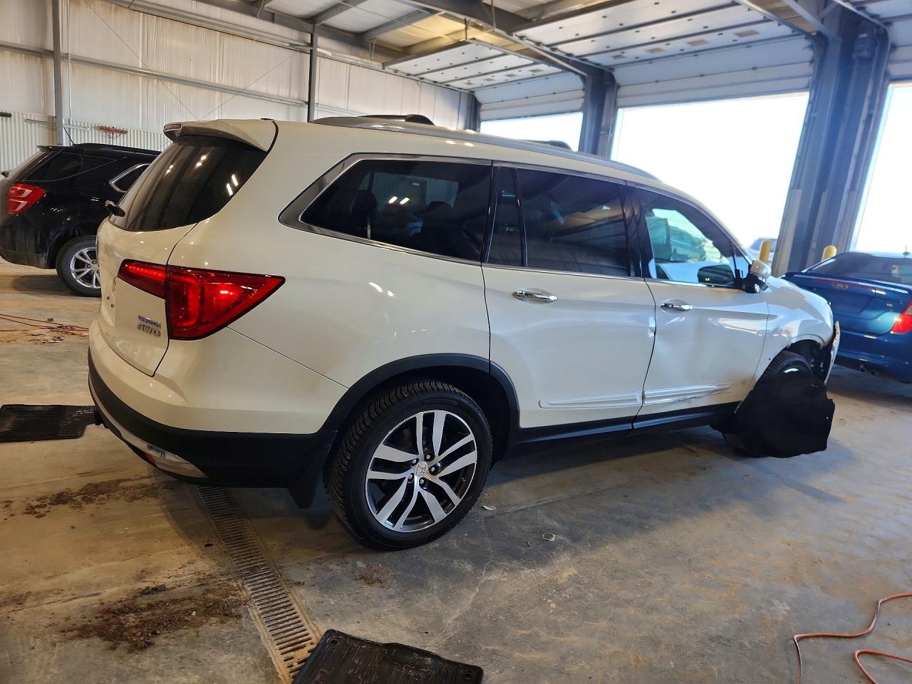 2016 HONDA PILOT TOURING photo 3