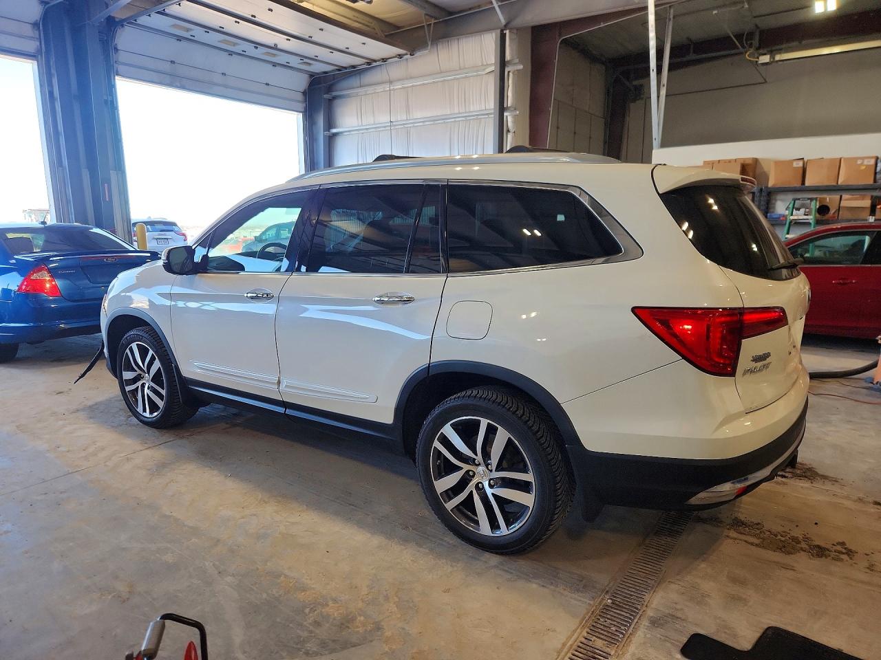 2016 HONDA PILOT TOURING photo 2