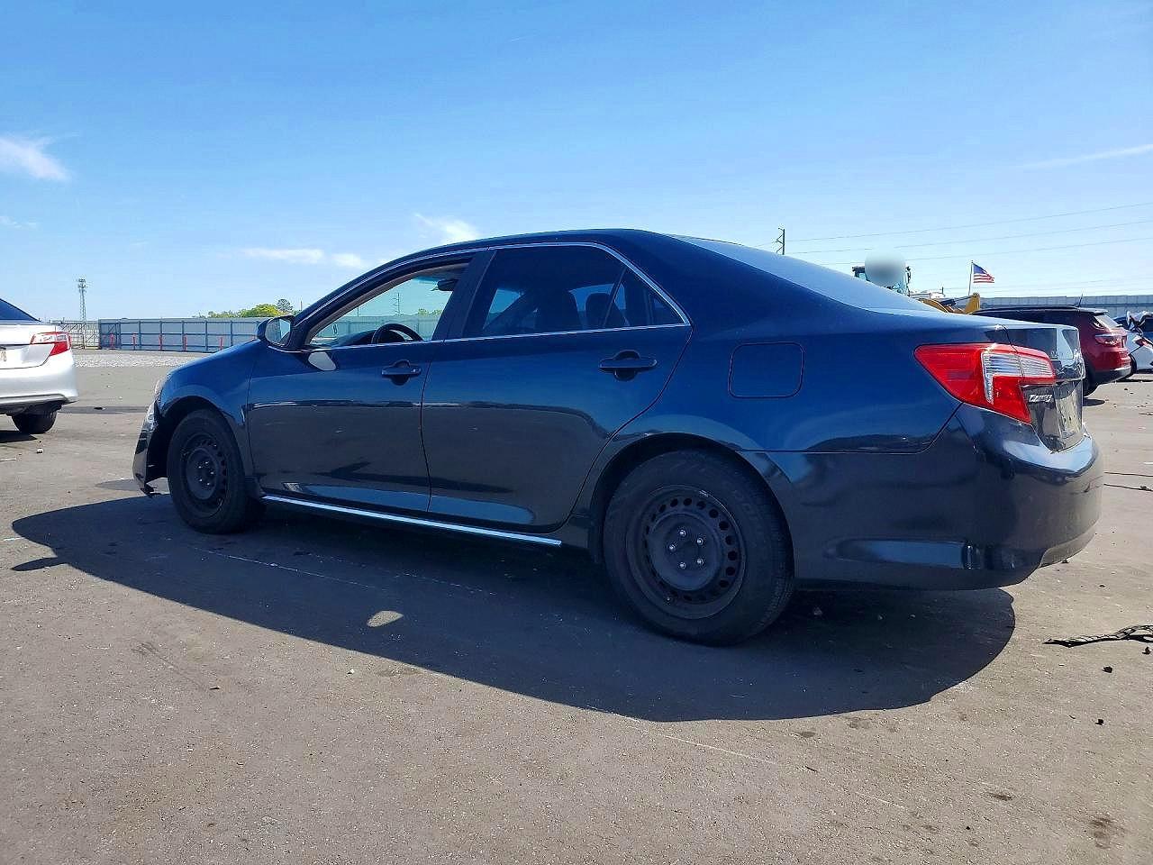 2014 TOYOTA CAMRY LE photo 2