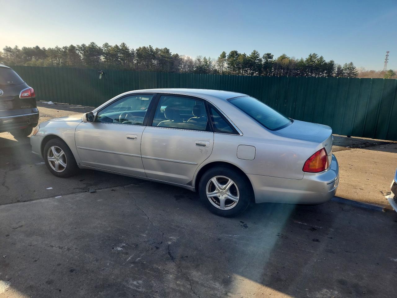 2000 TOYOTA AVALON photo 2