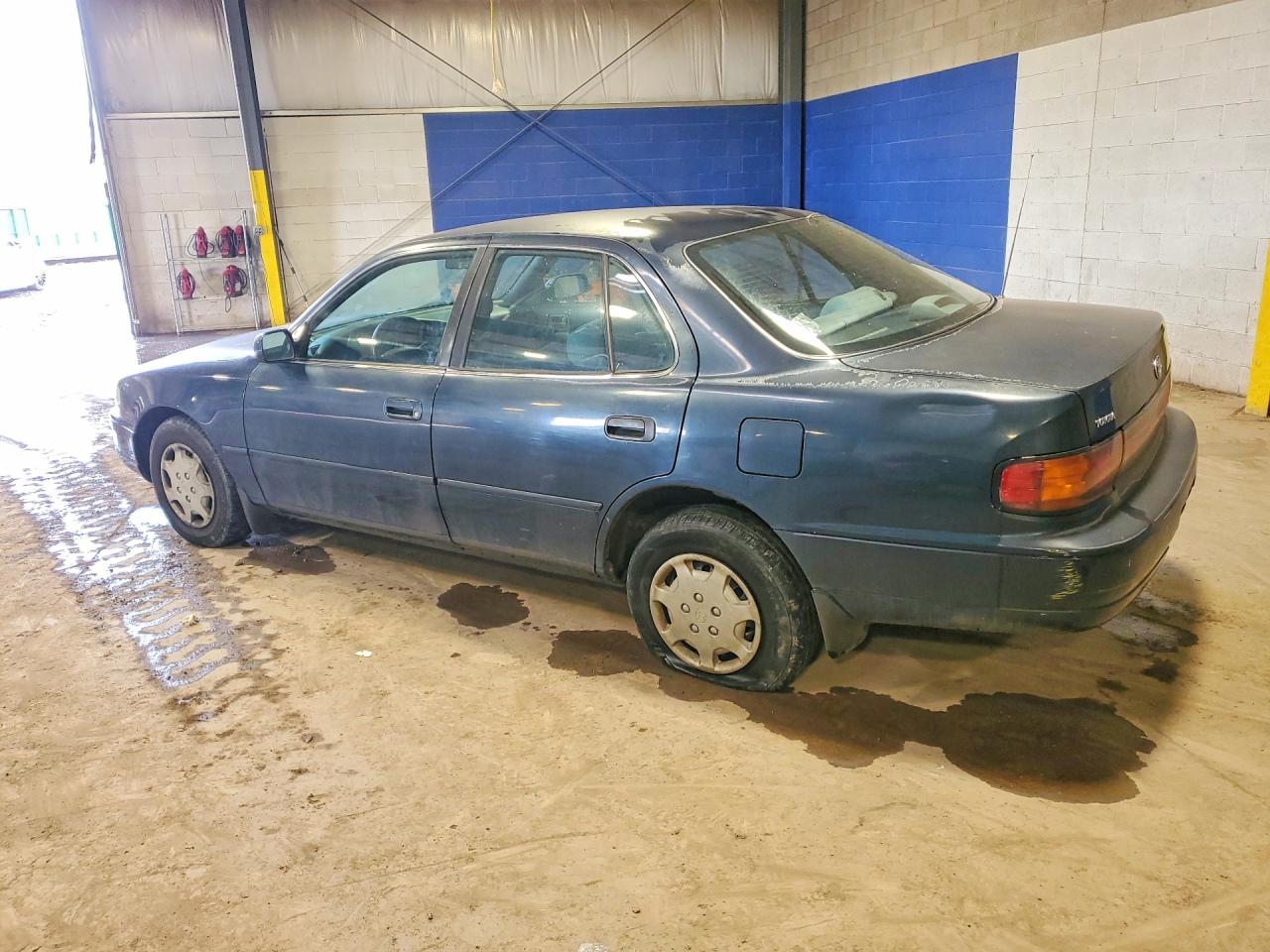 1993 TOYOTA CAMRY LE photo 3
