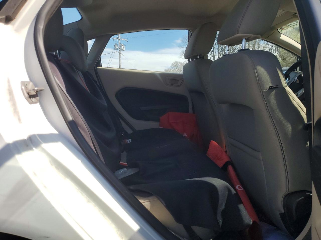 2011 FORD FIESTA SE photo 19