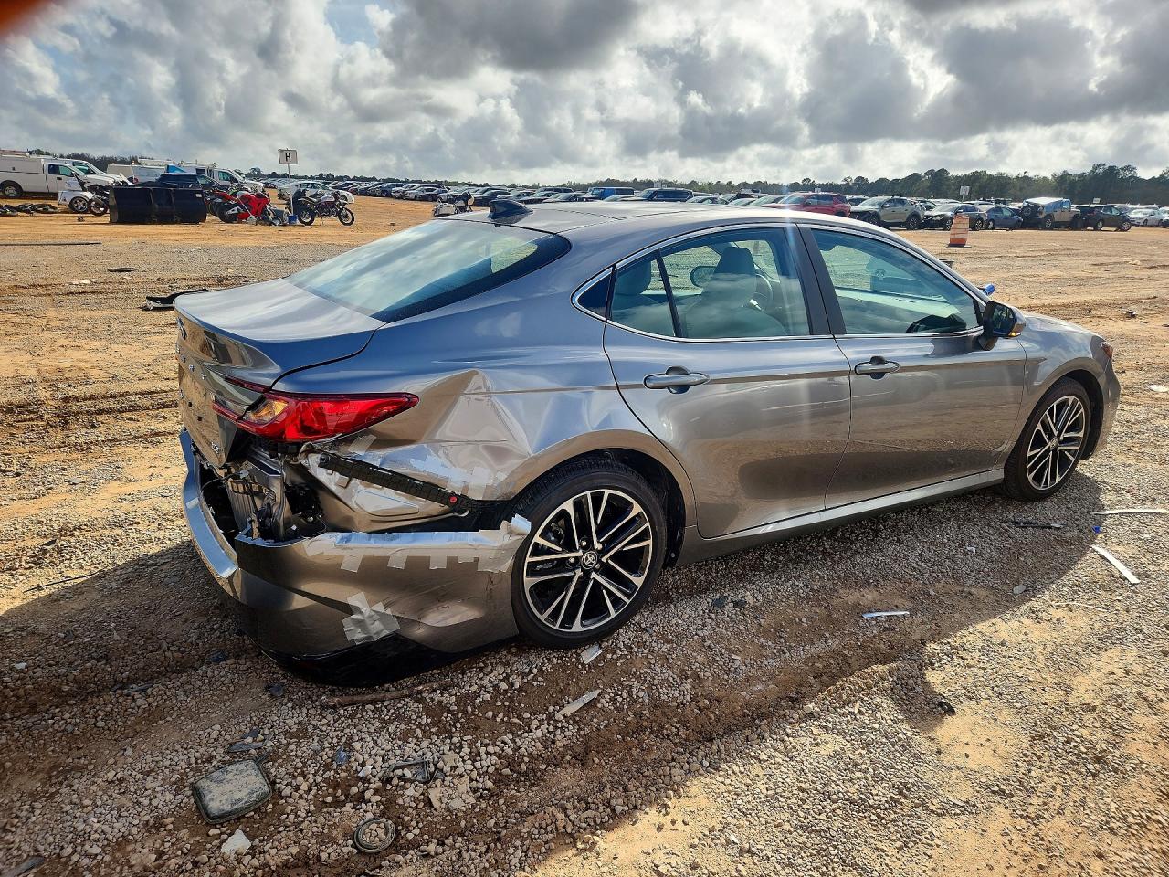 2025 TOYOTA CAMRY XLE photo 5