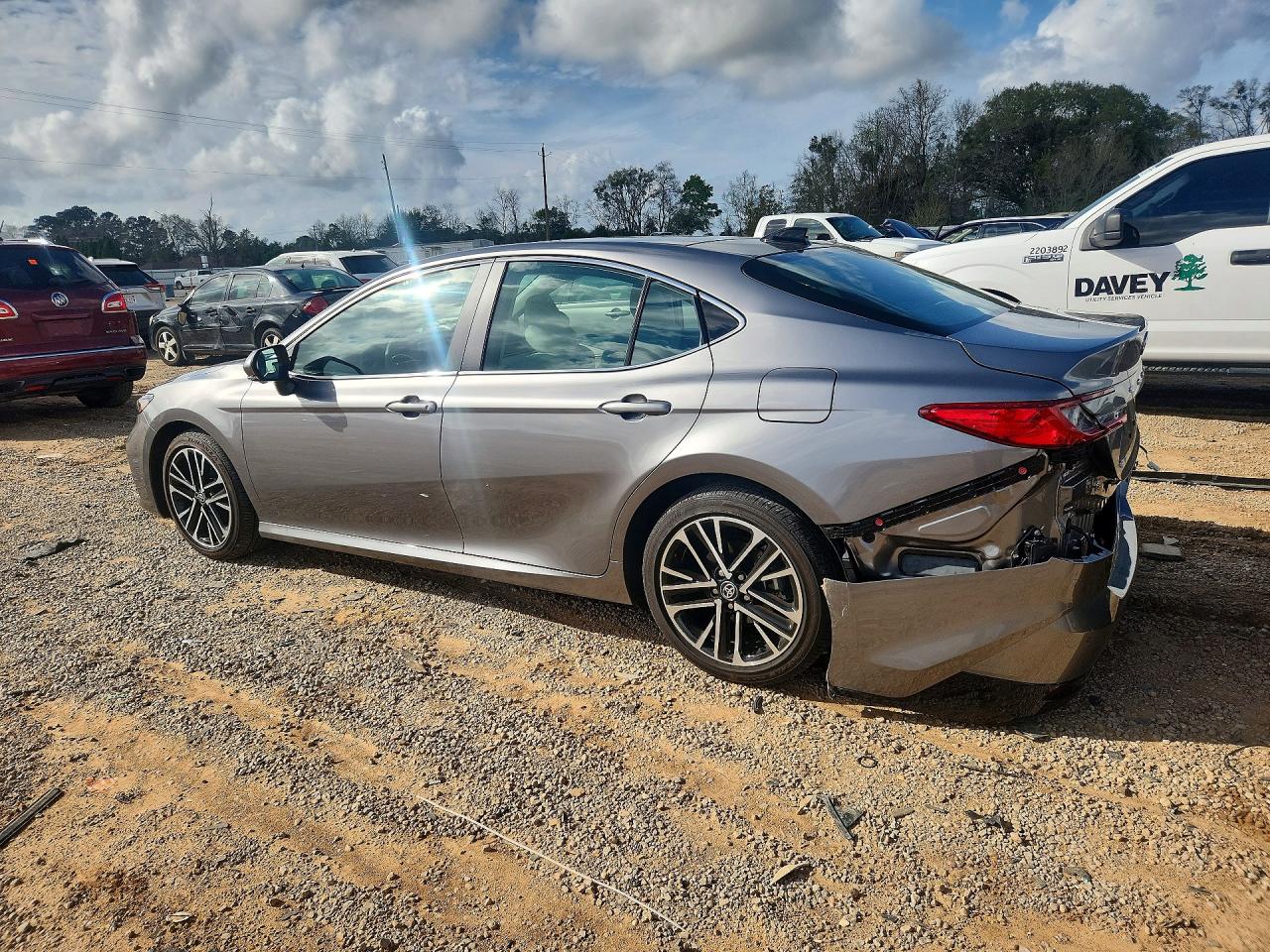 2025 TOYOTA CAMRY XLE photo 3