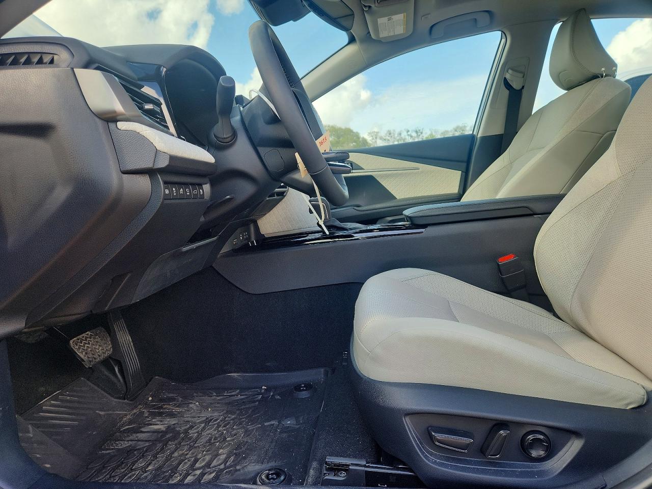 2025 TOYOTA CAMRY XLE photo 13
