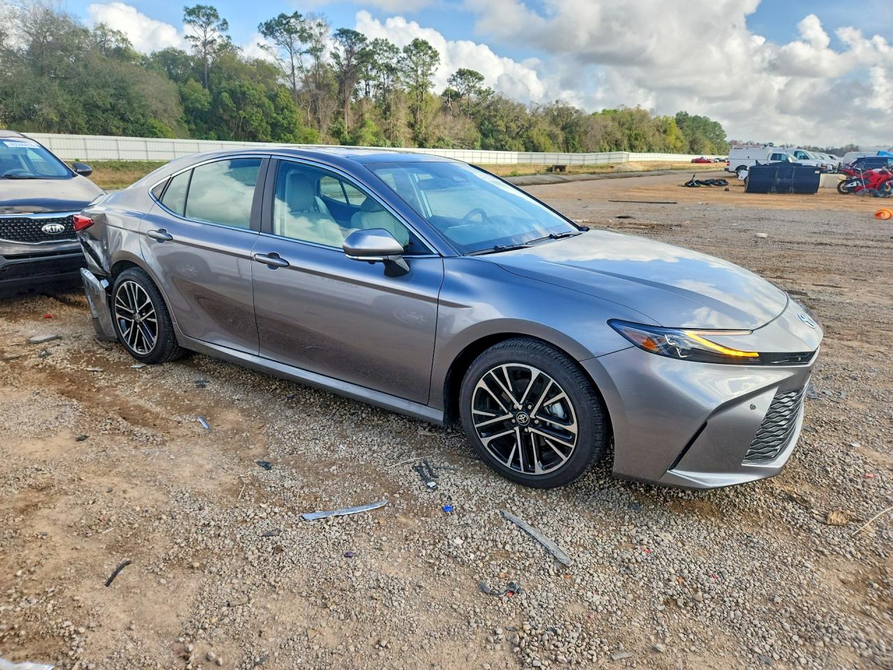 2025 TOYOTA CAMRY XLE photo 7