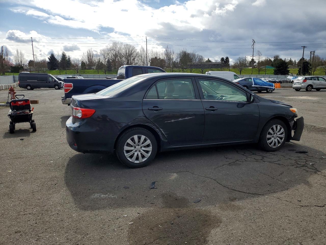 2013 TOYOTA COROLLA LE photo 3